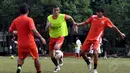 Mantan pemain PSM Makassar, Cristian Alejandro Febre Santis (tengah) ikut berlatih bersama klub Persija Jakarta di Markas Yon Zikon 13, Jakarta (2/1/2015). (Liputan6.com/Miftahul Hayat) 