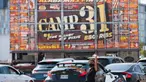 Seorang staf mengarahkan para pengemudi mobil dalam acara drive-thru Scarborough Ribfest 2020 di Toronto, Kanada, pada 27 September 2020. Akibat pandemi COVID-19, festival makanan itu hanya digelar dalam format drive-thru  tahun ini mulai Sabtu (26/9) hingga Minggu (27/9). (Xinhua/Zou Zheng)
