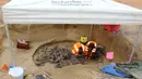 Tim peneliti bekerja di lokasi ditemukannya tulang kerangka dari bekas sepuluh orang yang dimutilasi di Achenheim, Perancis, 7 Juni 2016. Kerangka tersebut diprediksi berusia 6.000 tahun (Philippe Lefranc/INRAP/AFP)