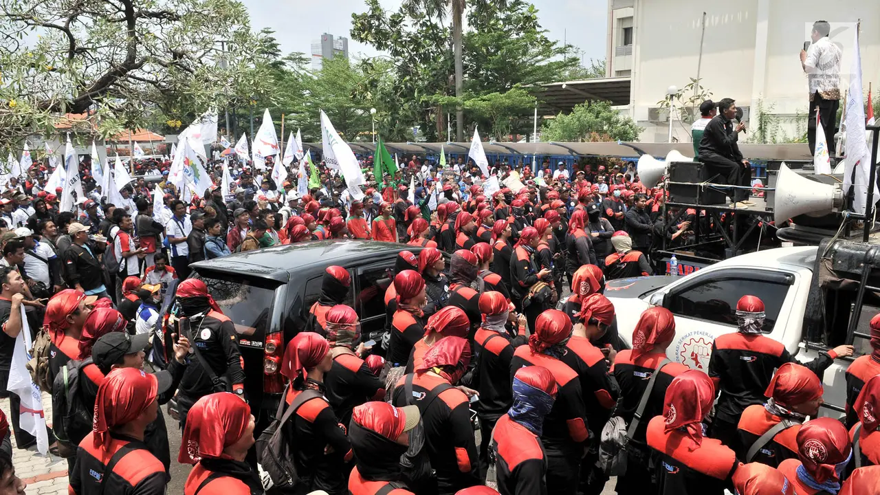Buruh Demo Kantor Kemnaker