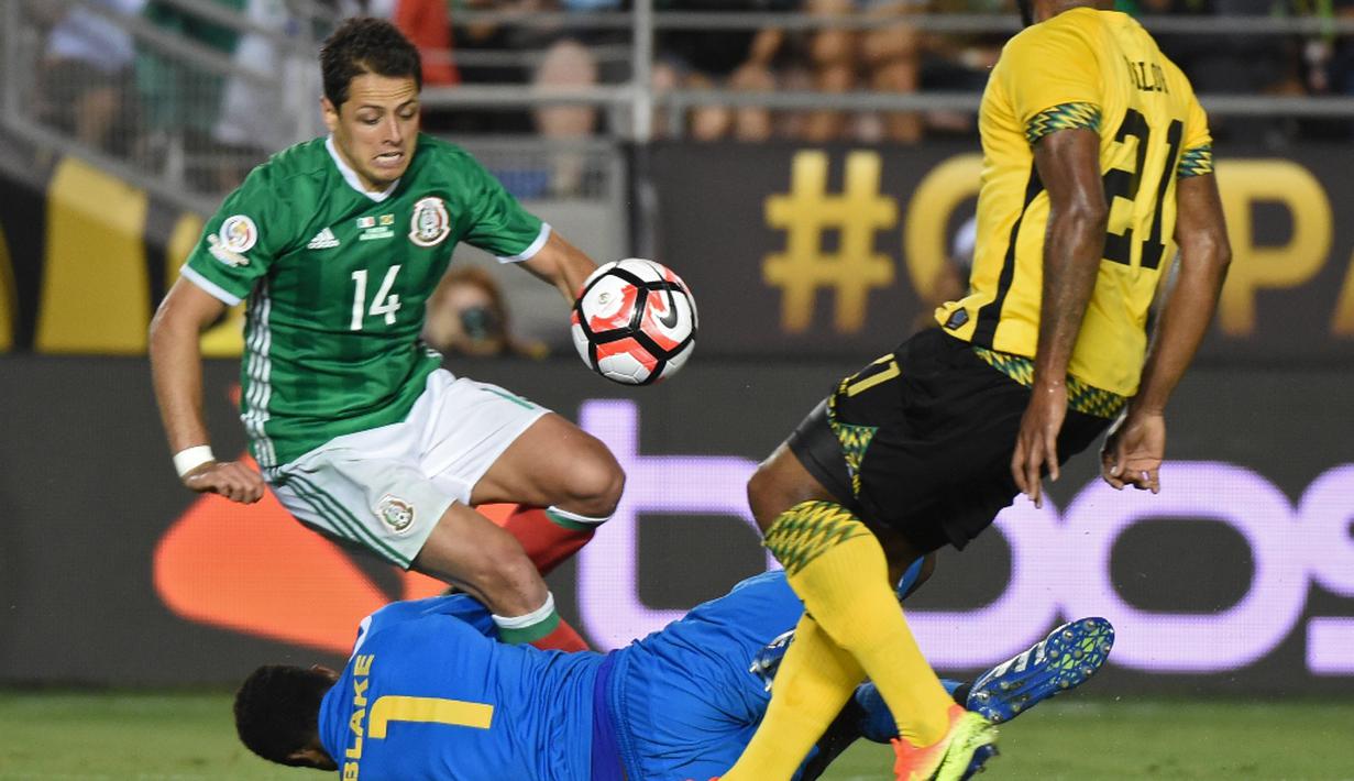 Pemain Meksiko, Javier Hernandez, berusaha dihentikan kiper Jamaika, Andre Blake, dalam laga Grup C Copa America 2016 di Stadion Rose Bowl, Pasadena, AS, Jumat (10/6/2016) WIB. (AFP/Mark Ralston)