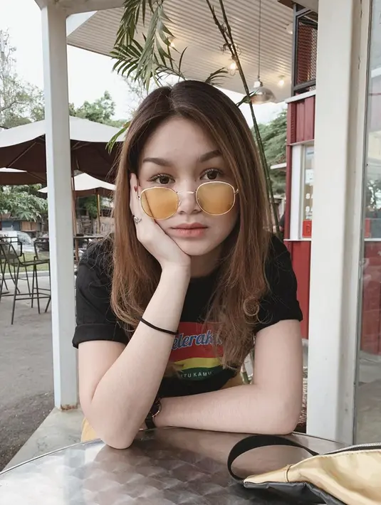 Icha yang suka berpenampilan kasual ini kerap menambahkan topi seperti bucket hat dan kacamata fashion yang membuat penampilannya makin cantik. Namun penampilannya saat memakai kaos pun tak kalah menarik. (Liputan6.com/IG/@ichanabilahh)