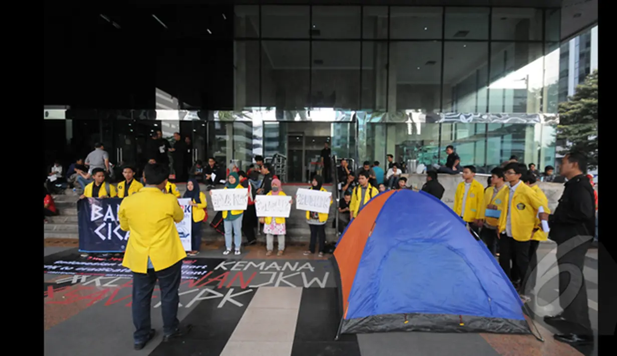 Puluhan Mahasiswa saat berorasi dan mendirikan tenda di depan Kantor Komisi Pemberantasan Korupsi (KPK) Jakarta, Selasa (27/1/2015). Aksi Mahasiswa mendukung KPK adalah rumah kita, rumah rakyat memberantas korupsi. (Liputan6.com/Herman Zakharia)