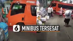 Sebuah minibus berwarna merah  tersesat hingga puncak makam Sunan Muria, Kudus, Jawa Tengah.