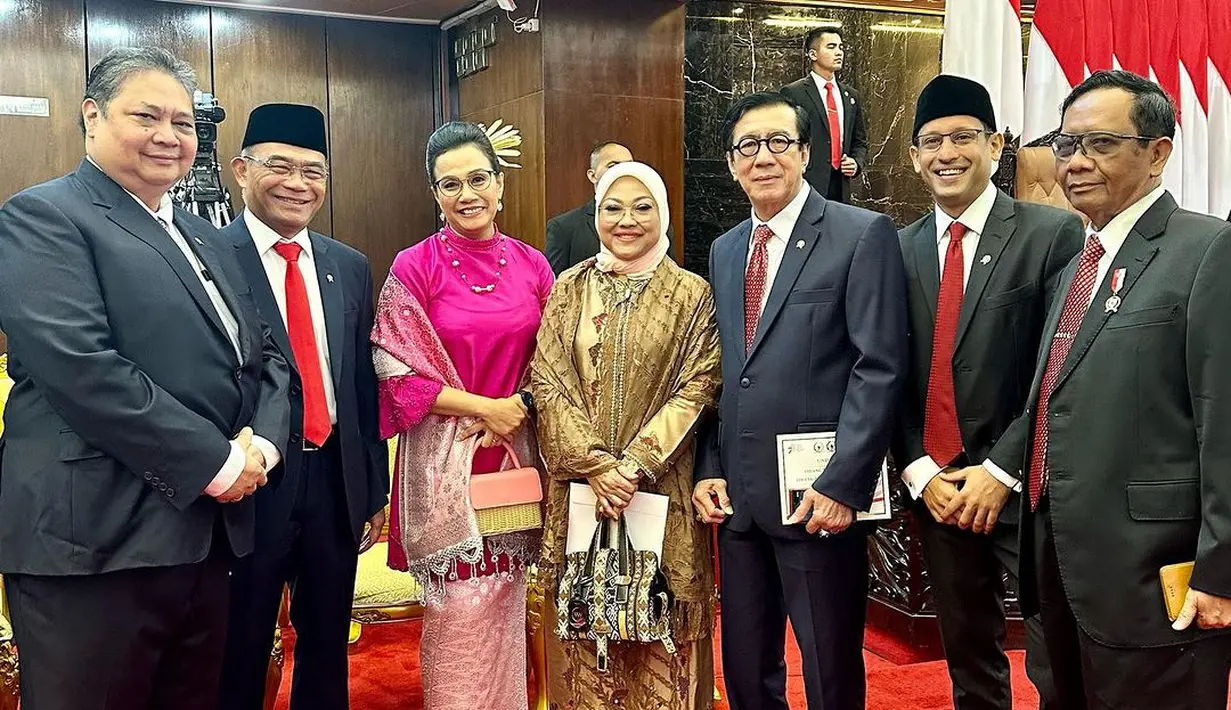 Hadir pula Menteri Ketenagakerjaan  Ida Fauziah mengenakan baju kurung dan songket bernuansa emas. [@smindrawati]