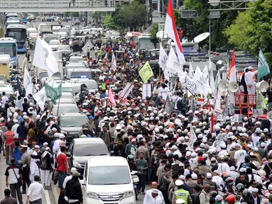 Massa gabungan berkumpul di depan PN Jakarta Utara saat sidang kasus dugaan penodaan agama dengan terdakwa Basuki Tjahaja Purnama, Selasa (27/12). Sidang beragendakan putusan sela dari majelis hakim. (Liputan6.com/Helmi Fithriansyah)