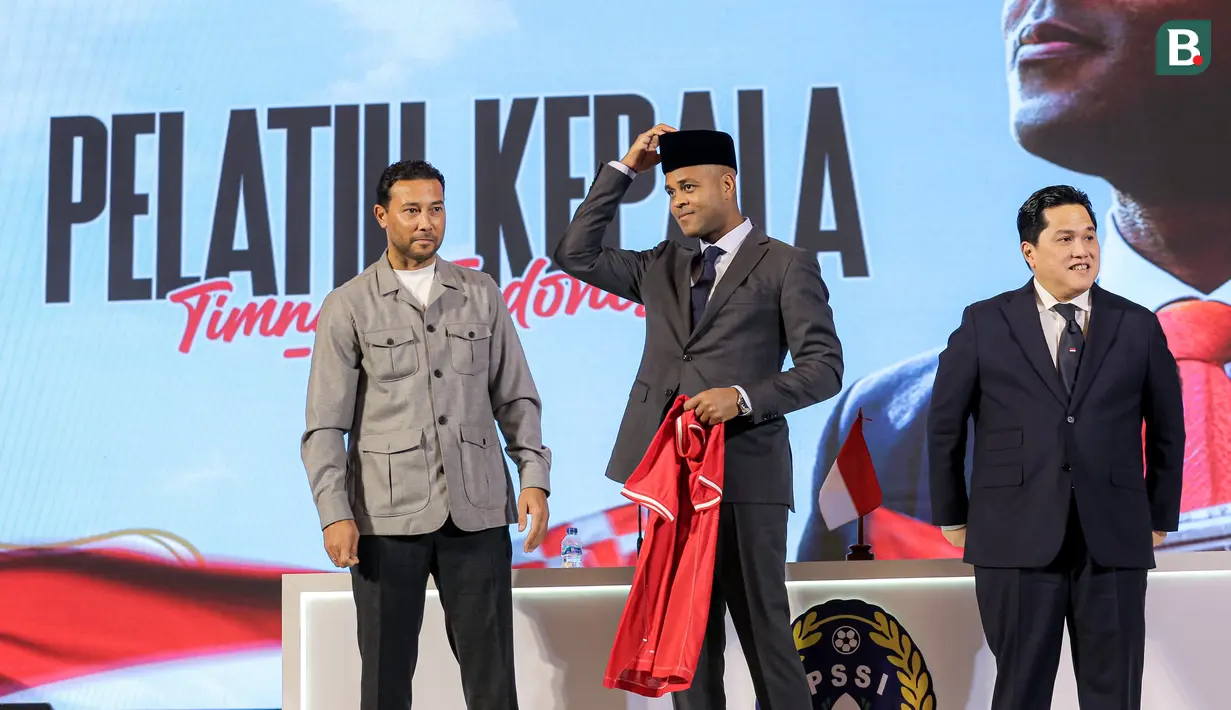 Pelatih kepala baru Timnas Indonesia, Patrick Kluivert (tengah) bersama ketua umum PSSI, Erick Thohir (kanan) dan asisten pelatih baru Timnas Indonesia, Denny Lanzaat pada acara konferensi pers mengenai perkenalan pelatih baru Timnas Indonesia di Hotel Mulia, Senayan, Jakarta, Minggu (12/01/2025). (Bola.com/Bagaskara Lazuardi)