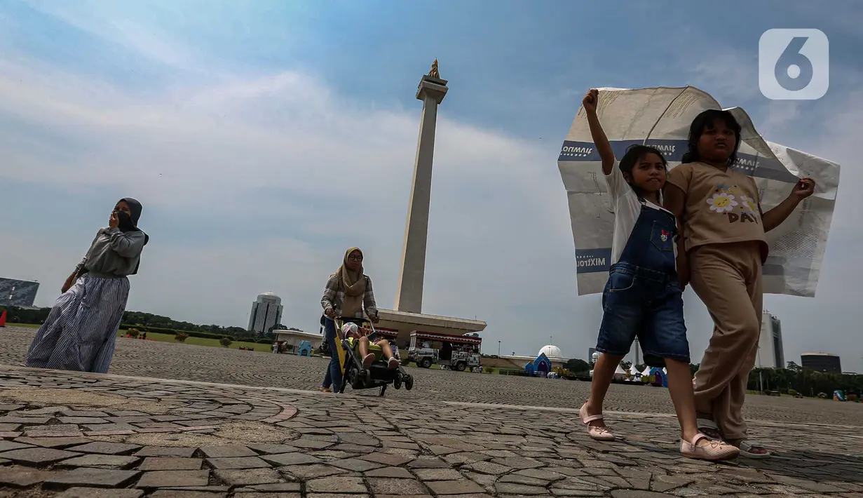 Wisatawan masih memanfaatkan masa libur Lebaran 2024 ini untuk berkunjung ke Monas. (Liputan6.com/Angga Yuniar)