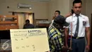 Siswa calon anggota Paskibraka tingkat nasional 2016 saat sedang mengukur baju seragam yang akan di pakai untuk latihan Paskibraka di Wisma-C PP-PON Menpora Cibubur, Jakarta Timur, Kamis (21/7). (Liputan6.com/Johan Tallo)