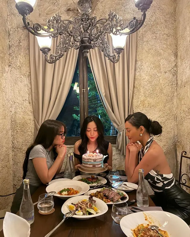 Pertemanannya dinilai tulus, ini 6 momen Fuji dan Erika Carlina rayakan ulang tahun Rachel Vennya