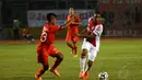 Syahrizal (Persija-kiri) mencoba menahan laju serangan Lerin Duarte (Ajax Amsterdam) saat berlaga di Stadion GBK Jakarta, (11/5/2014). (Liputan6.com/Helmi Fithriansyah)