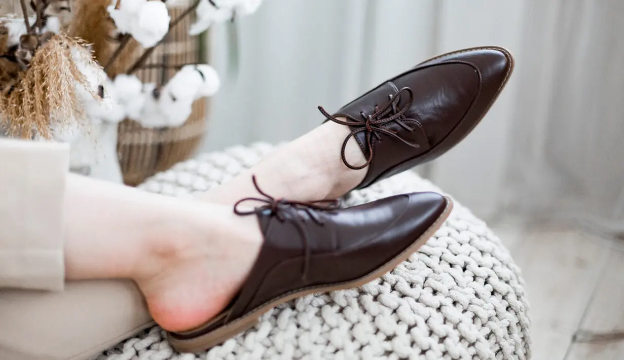 Mules adalah alas kaki tanpa punggung, yang ditemukan oleh orang Romawi Kuno. Kamu bisa memadukan alas kaki ini dengan skinny jeans atau bahkan gaun. Foto: Shutterstock.