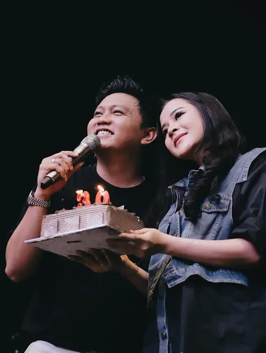 Denny Caknan begitu bahagia mendapatkan kejutan tak terduga dari istri. Sebelumnya, Bella juga mendoakan suaminya dengan kalimat manis. [Instagram/bellabonita_r.a]