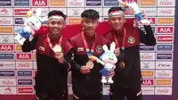 Atlet Indonesia mempersembahkan medali emas pada cabang olahraga Kun Bukator di SEA Games 2023. (Bola.com/Gregah Nurikshani)