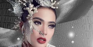 Syahrini sedang bermasalah dengan pita suaranya yang kembali kambuh. Bahkan, tidak hanya bengkak, saat ini pita suara Syahrini pun mengalami pendarahan.