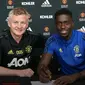 Axel Tuanzebe menandatangani kontrak baru bersama MU. (Dok Manchester United)