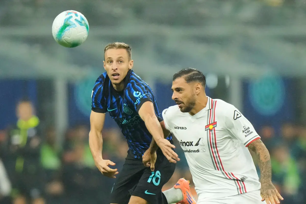 Pemain Inter Milan, Davide Frattesi (kiri), berebut bola dengan pemain Cremonese, Giuseppe Pezzella