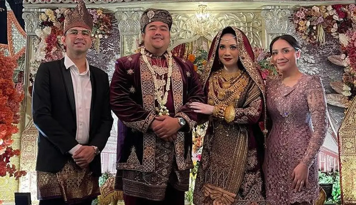 <p>Sedangkan, Raffi Ahmad mengenakan jas hitam senada dengan celana dan sepatunya. Dipadukan atasan kemeja putih serta kain seperti Nagita dikenakan di atas celananya. [@raffinagita1717]</p>