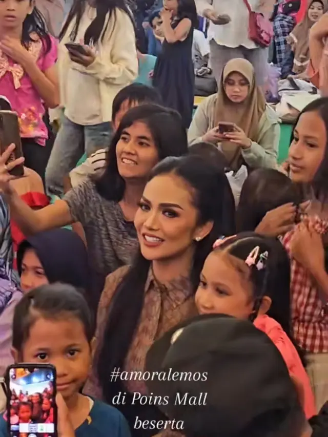 Amora Lemos Rambut Lurus