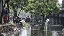 Warga saat memancing di Kali Ancol, Jakarta Utara, Kamis (11/3/2021). Ikan yang biasa didapat warga antara lain bawal dan mujair. (merdeka.com/Iqbal S. Nugroho)