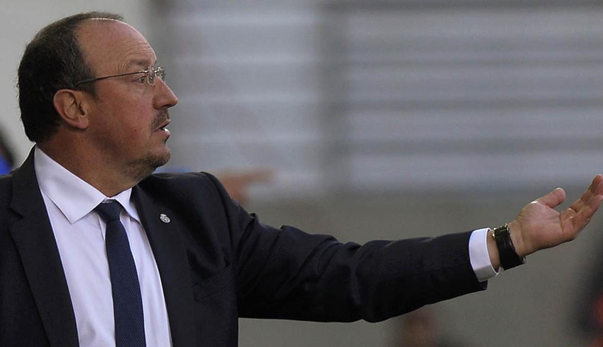 Pelatih Real Madrid, Rafael Benitez, memberikan arahan kepada anak asuhnya saat melawan Eibar pada laga Liga Spanyol di Estadio Municipal de Ipurua, Spanyol, Minggu (29/11/2015). (Reuters/Vincent West)