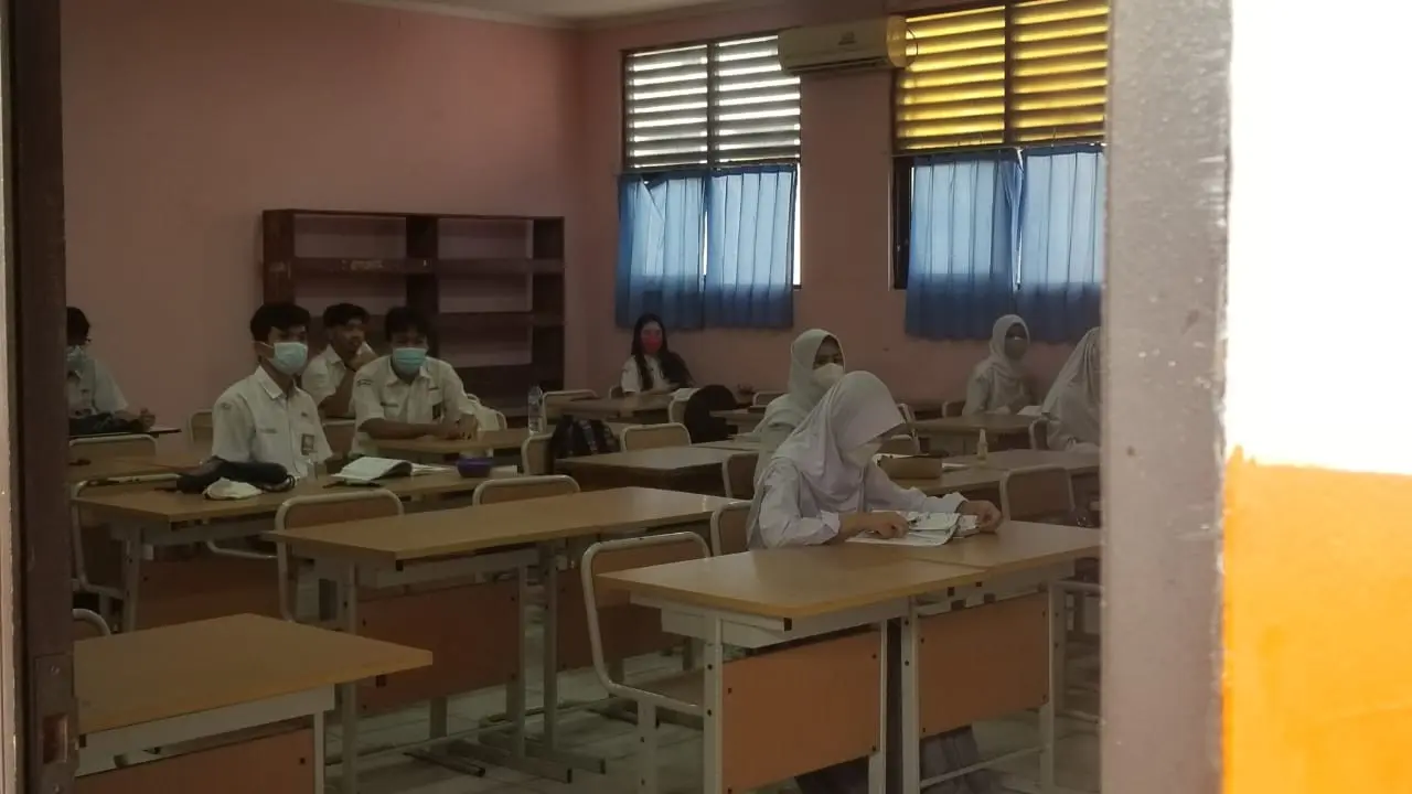 Pembelajaran Tatap Muka  (PTM) terbatas di SMAN 1 Tangerang terapkan protokoler ketat.