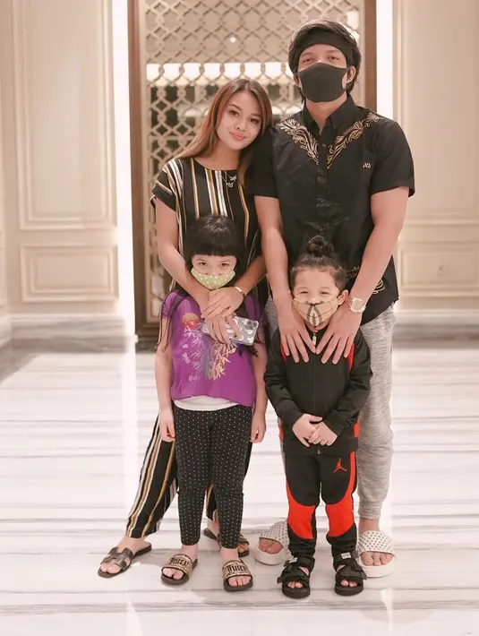 "Banyak yang bilang kok Aurel mau aja sama dia gini dan gitu. Setelah dekat dan kenal, beda banget, nggak kayak yang orang lain omongin. Dia orangnya bisa buat aku lebih baik,” ungkap Aurel melansir KapanLagi.com. (Instagram/aurelie.hermansyah)