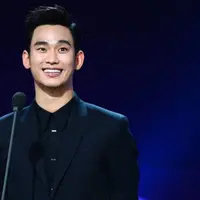 Penghasilan sebesar itu wajar, lantaran Kim Soo Hyun menjadi bintang iklan sampai 17 produk. (Foto: Allkpop.com)