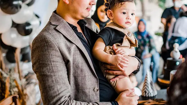 6 Potret Hangat Miqdad Addausy Momong Anak, Disebut Hot Daddy