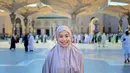 Seperti umat muslim pada umumnya, Feni Rose tampil tertutup dengan hijab saat umrah pada Maret 2023. [Foto: IG/fenirose].