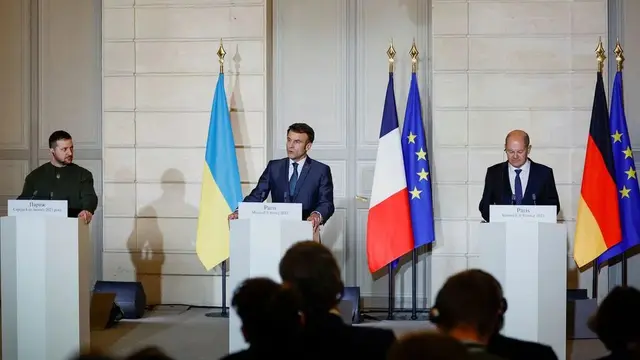 Presiden Ukraina Volodymyr Zelensky, Presiden Prancis Emmanuel Macron, dan Kanselir Jerman Olaf Scholz.