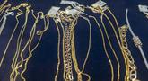 Kalung-kalung emas dipajang di etalase sebuah toko di Jakarta pada Jumat 29 Mei 2026. (BAY ISMOYO/AFP)