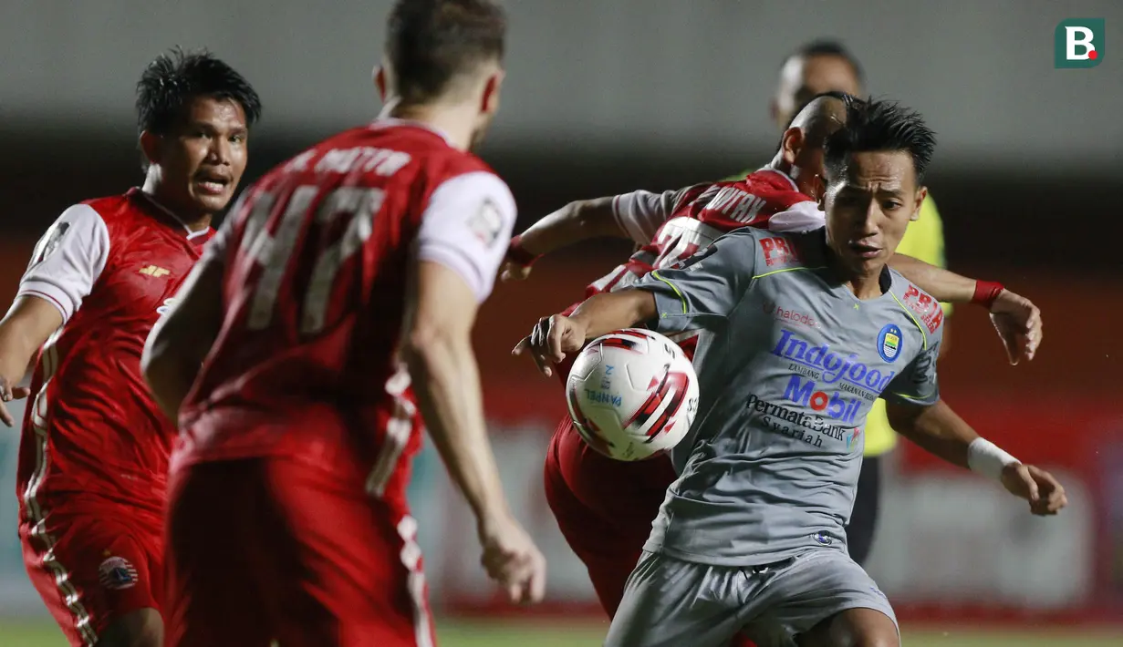 Persib terlihat belum tenang dan berusaha untuk membalas gol itu. Beberapa kali tembakan yang dilepas oleh pemain depan mereka gagal berbuah gol. Selain itu, pertahanan Persija Jakarta memang terlihat sangat rapat. (Bola.com/M Iqbal Ichsan)