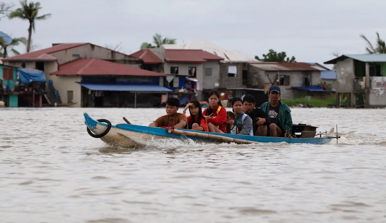 Saat ini, Filipina masih memulihkan diri dari dampak dahsyat dari Badai Tropis Wipha beberapa waktu lalu, yang menewaskan 12 orang dan membuat warga mengungsi, sementara 8 orang masih hilang. (Ted ALJIBE/AFP)