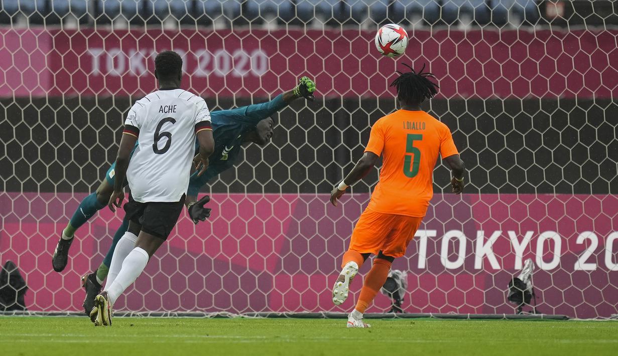 Pada menit ke-25 Jerman kembali mendapat peluang lewat sundulan Ragnar Ache usai menerima umpan dari Max Kruse. Namun, bola masih menerpa mistar gawang Jerman yang dijaga Florian Mueller. Hingga babak pertama usai skor masih tetap 0-0. (Foto: AP/Andre Penner)