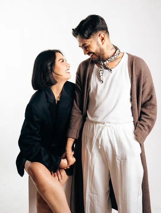 Photoshoot gemas pasutri Onadio dan Beby. Onadio tampil dengan atasan putih yang serasi dengan celana panjang linen putihnya, ditumpuk dengan long outer cokelat, sedangkan Beby tampil mengenakan outfit serba hitam. [Foto: Instagram/bebyleonardo]