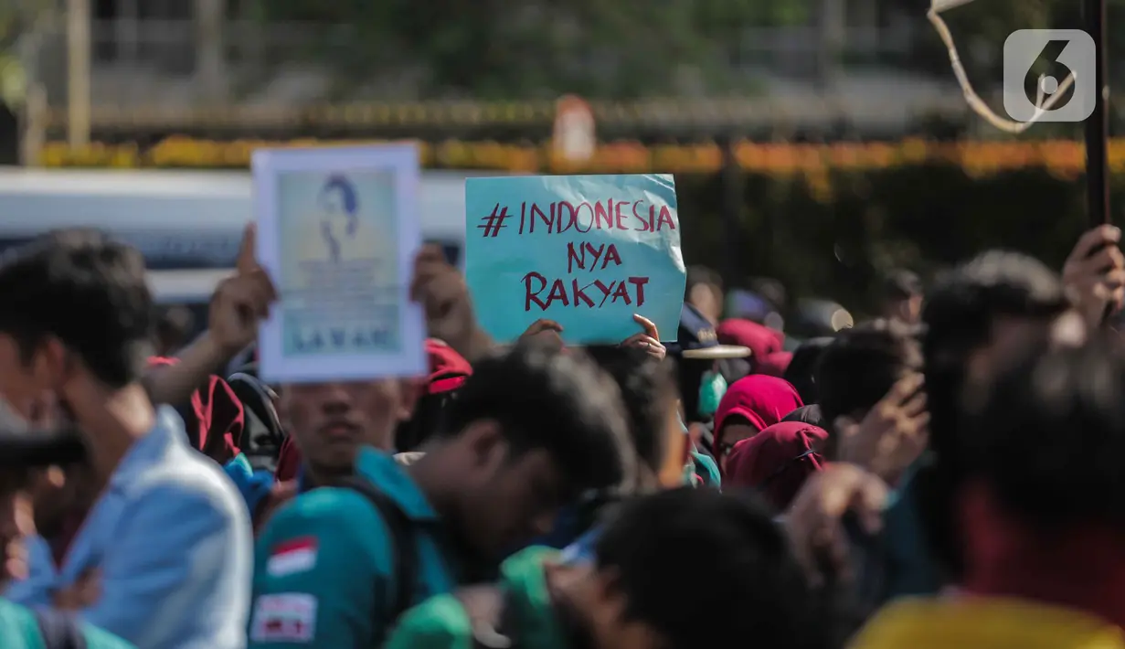 Mahasiswa yang tergabung dalam Badan Eksekutif Mahasiswa Seluruh Indonesia (BEM SI) membawa poster dalam unjuk rasa di kawasan Patung Kuda, Jakarta, Senin (21/10/2019). Salah satu tuntutannya adalah meminta Presiden Jokowi menerbitkan Perppu untuk UU KPK yang direvisi. (Liputan6.com/Faizal Fanani)