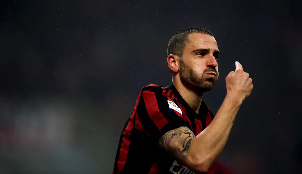 Manchester United bergabung bersama Manchester City, Chelsea dan PSG untuk mendekati bek AC Milan, Leonardo Bonucci pada bursa transfer 2018. (AFP/Marco Bertorello)