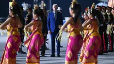 Presiden Amerika Serikat (AS) Joe Biden disambut oleh tarian khas Bali saat turun dari pesawat kepresidenan AS, Air Force One setibanya di Bandara I Gusti Ngurah Rai Bali, Minggu (13/11/2022). Satu per satu tamu undangan perhelatan acara puncak Konferensi Tingkat Tinggi (KTT) G20 mulai berdatangan. (Photo by SAUL LOEB / AFP)