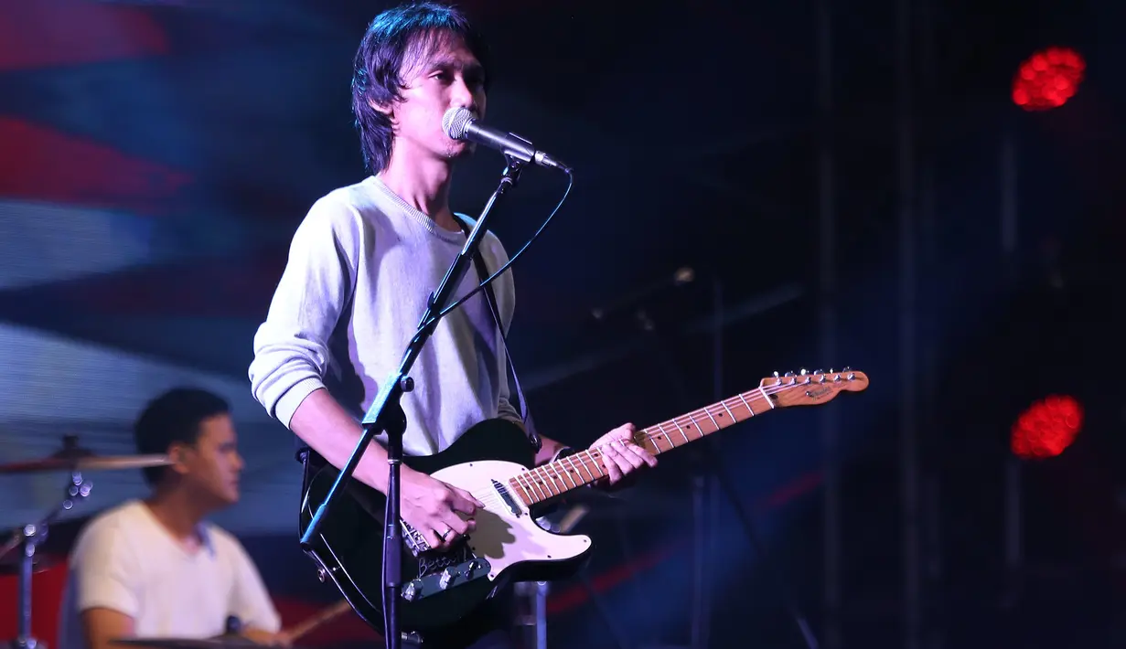 Sheila On 7 membuka dengan lagu Hari Bersamanya disambung dengan JAP dan Buat Aku Tersenyum. Melihat antusias para penggemarnya, beberapa lagu populernya di bawakan secara medley pada penampilan selanjutnya. (Galih W. Satria/Bintang.com)