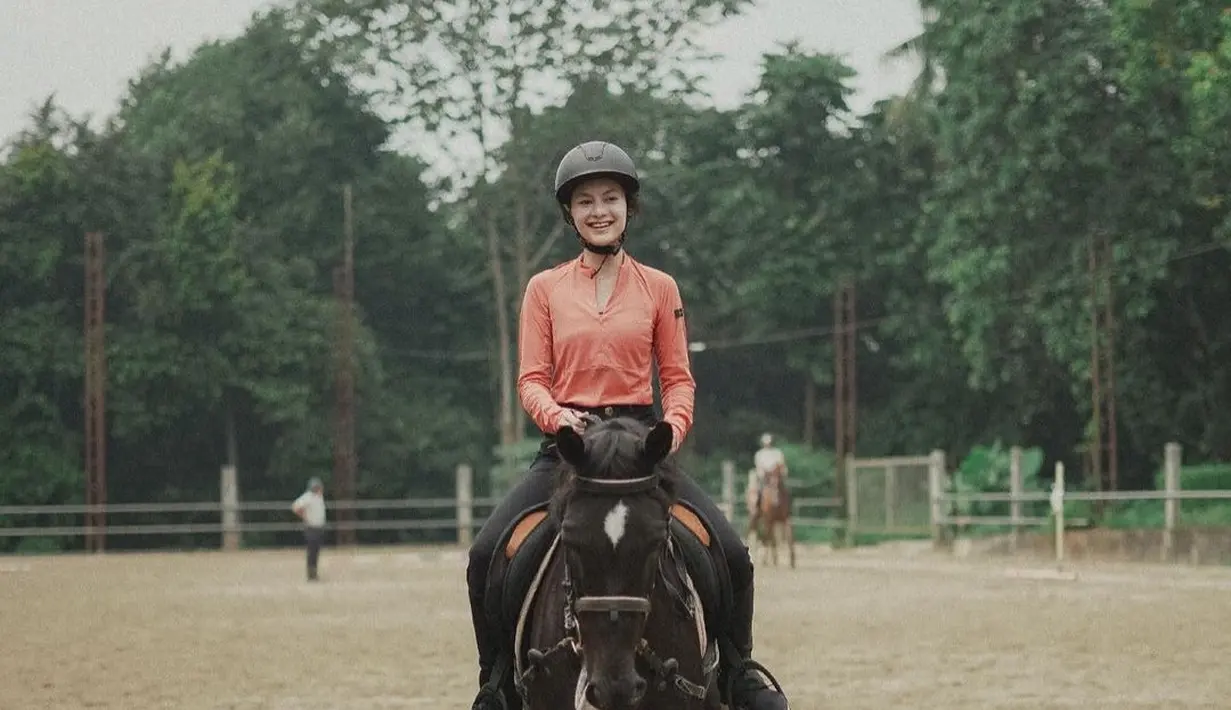 Clara Bernadeth terlihat menikmati momen menunggangi kuda. Meski tak berlari, wanita 27 tahun ini asyik dan berhati-hati duduk di punggung kuda cokelat ini. Tentu aktivitas berkuda Clara Bernadeth ini dipantau langsung oleh ahlinya. (Liputan6.com/IG/@clarabernadeth).