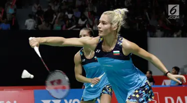 Pasangan Bulgaria, Gabriela Stoeva/Stefani Stoeva saat melawan wakil  Indonesia, Greysia Polii/Apriyani Rahayu pada laga Indonesia Masters 2019 di Istora Senayan, Jakarta, Rabu (23/1). Stoeva bersaudara takluk dari Indonesia. (Bola.com/M Iqbal Ichsan)