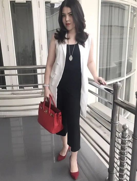 Lantaran tak bisa masuk ia lantas pindah lokasi makan dan meeting. Meski demikian, ia tak merasa kesal dengan penolakan tersebut. Ia menyadari bahwa itu sudah menjadi ketentuan tempat yang didatangi. (Instagram/tinatoon101)