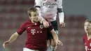 Gelandang Sparta Praha, Matej Polidar menantang bek AC Milan, Andrea Conti pada pertandingan grup H Liga Eropa UEFA di Stadion Generali Arena, Jumat (11/12/2020) dinihari WIB.  AC Milan menutup fase grup Liga Europa dengan kemenangan tipis 1-0 atas tuan rumah Sparta Praha. (AP Photo/Petr David Josek