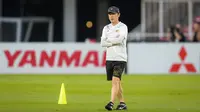 Pelatih Timnas Indonesia, Shin Tae-yong saat latihan resmi menjelang laga semifinal Piala AFF 2022 melawan Vietnam yang berlangsung di Stadion Utama Gelora Bung Karno (SUGBK), Jakarta, Kamis (05/01/2023). (Bola.com/Bagaskara Lazuardi)
