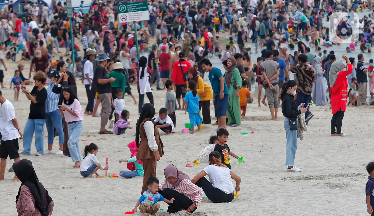 Libur lebaran hari kedua dimanfaatkan masyarakat untuk berwisata bersama keluarga salah satunya Pantai Ancol. (Liputan6.com/Angga Yuniar)