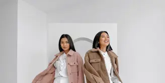 Long jacket berbahan furr yang dikenakan sebagai outer adalah pilihan outfit kembar yang tepat untukmu dan saudara. (instagram/elizrahajeng)