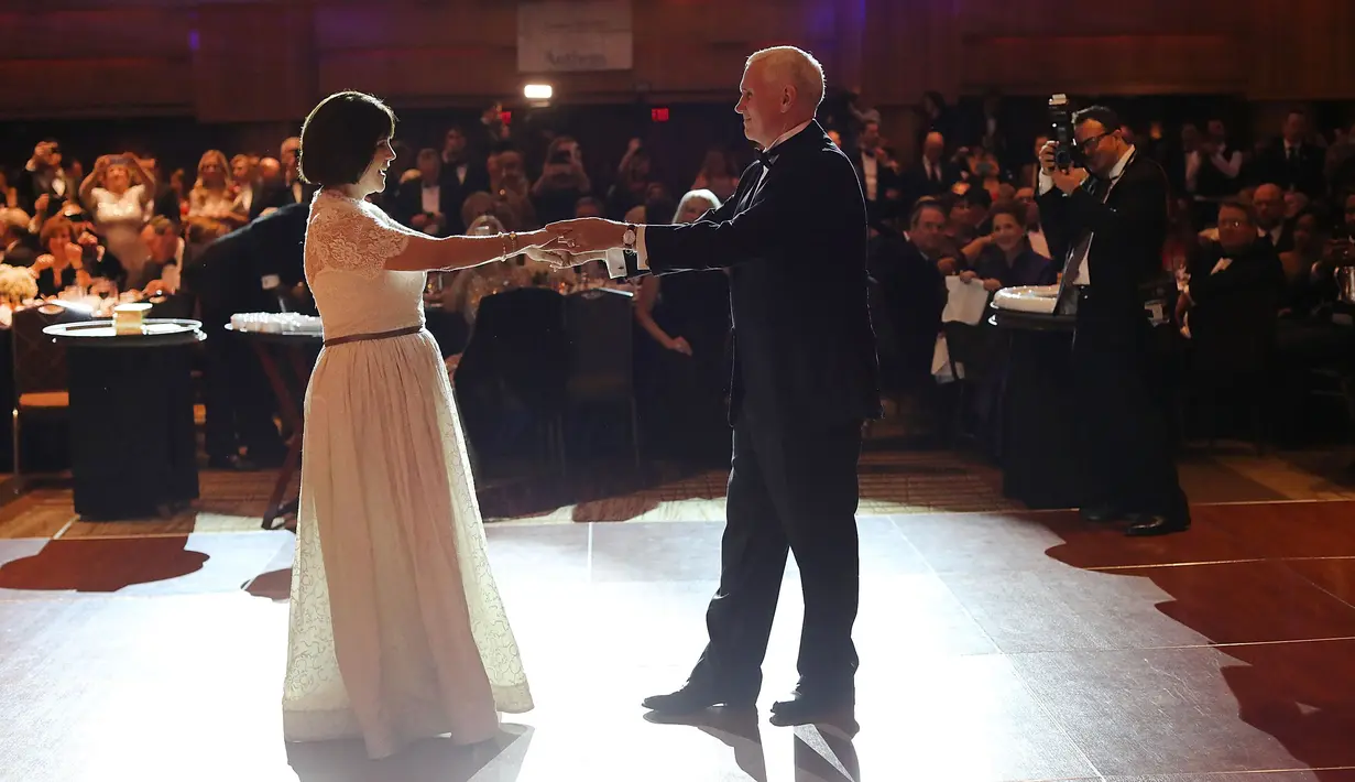 Mike Pence bersama istri, Karen Pence menikmati dansa di Indiana Society Ball, Washington, DC. AS (19/1). Mike Pence akan mendampingi Donald Trump sebagai Presiden AS ke-45 yang akan dilantik pada 20 Januari 2017. (Spencer Platt/Getty Images/AFP)
