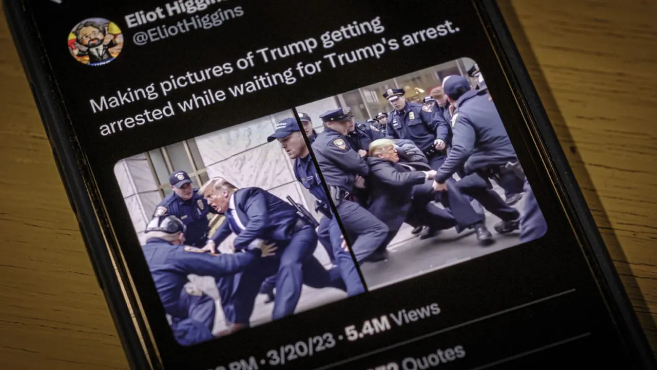 Fake image buatan Artificial Intelligence (AI) yang menunjukkan perlawanan antara Donald Trump dan petugas polisi Kota New York terlihat di iPhone pada 23 Maret 2023. (Foto: AP/J David Ake)
