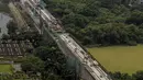 Proyek transportasi light rail transit (LRT) di kawasan Tanah Abang, Jakarta, Selasa (27/10/2020). Per September 2020, progres proyek LRT yang menghubungkan Jakarta, Bogor, Depok, dan Bekasi sepanjang 44 km tersebut telah mencapai 77 persen. (Liputan6.com/JohanTallo)